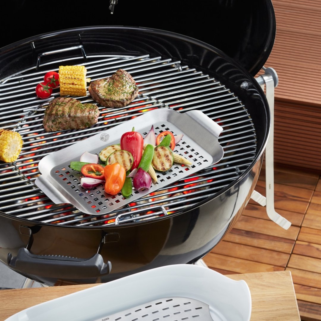 Kvalitatīva nerūsējošā tērauda grila panna Gefu BBQ ar dārzeņiem, uzlikta uz grila - embassy.lv